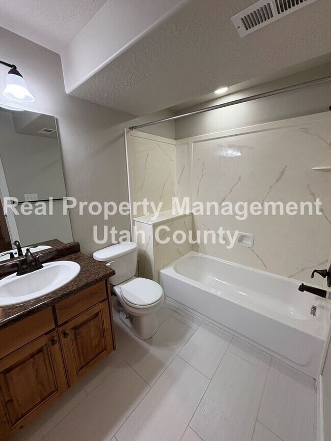 Building Photo - 2083 N Raspberry Dr