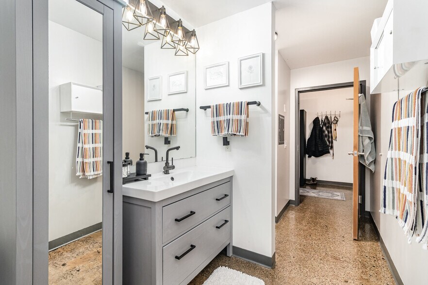 Building Photo - 500 Robert St N