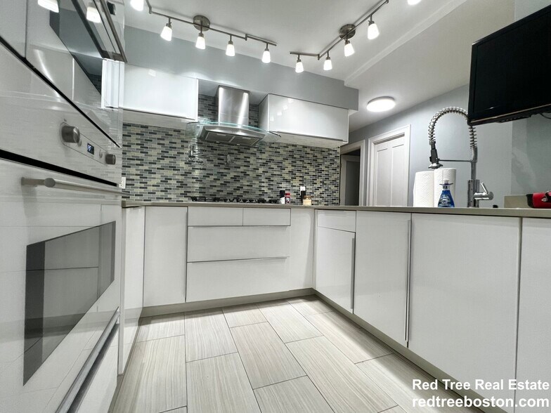 Primary Photo - 57 Broadlawn Park