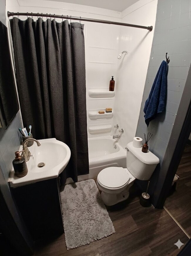 Building Photo - 1610 Post Ave