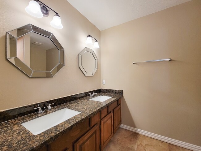 Building Photo - 10010 Sagecanyon Dr