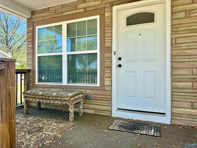 Building Photo - 3111 Hale Dr SW