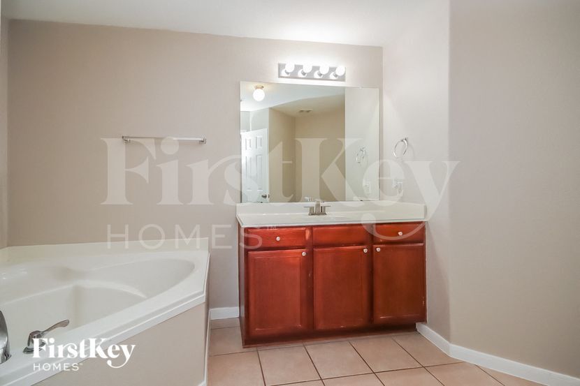 Building Photo - 9518 Peridot Green Dr