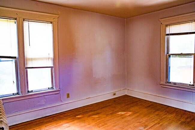 Building Photo - 5 Bed 2 Bath Como House Available September 2026