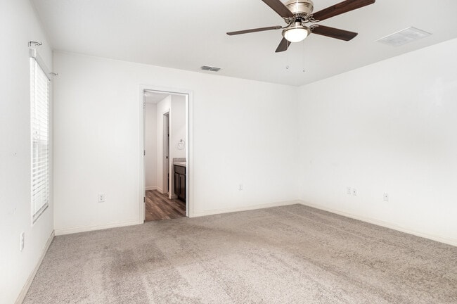 Building Photo - 139 Violet Ct