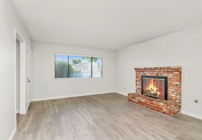 Building Photo - Beautiful 3 Bedroom 2 Bath