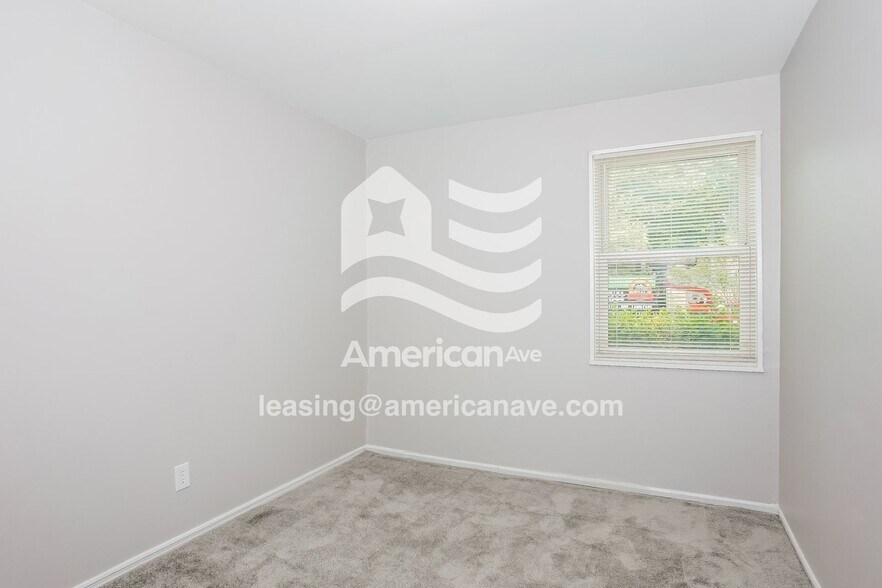 Building Photo - 715 Schroder Ave NE