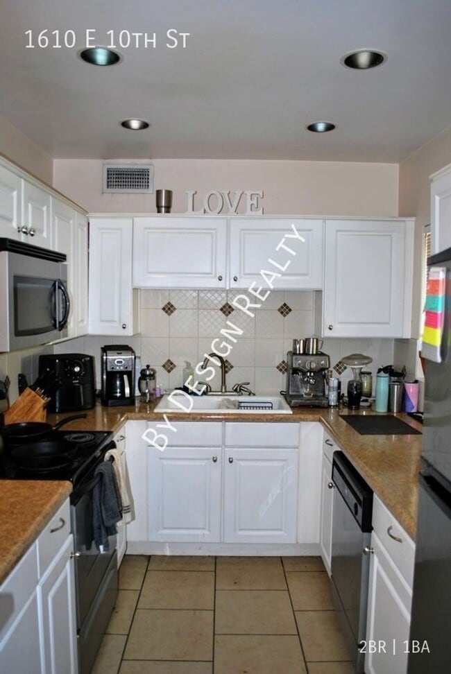 Building Photo - Updated 2 Bedroom 1 Bath - Quick Walk/Bike...