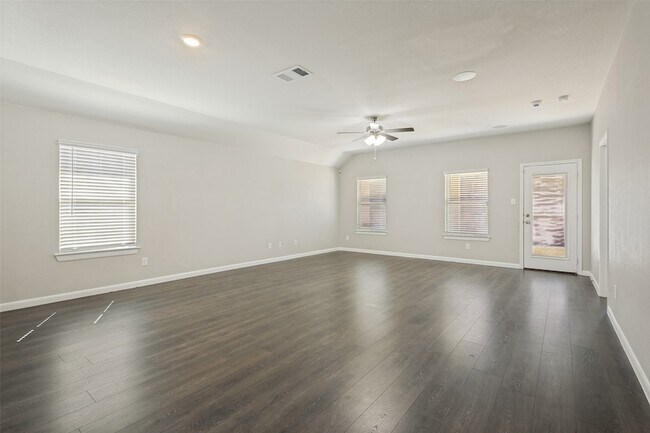 Building Photo - 707 Range Dr