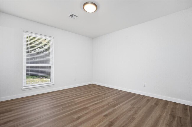 Building Photo - 630 S Heights Dr