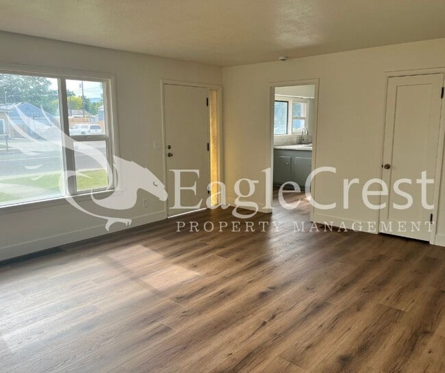 Building Photo - Charming 3 Bedroom, 1 Bath House with Fenc...