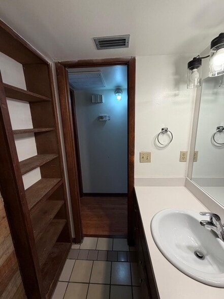 Bathroom - 2609 Hillsdale Ave