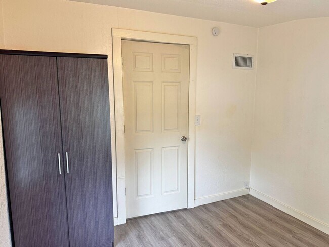 Building Photo - Affordable 3 Bedroom, 1 Bathroom Home In WF!