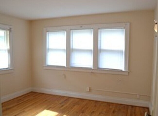 Building Photo - 427-429-429 E Tompkins St
