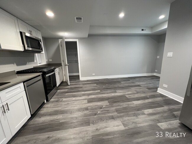 Building Photo - GROUND LEVEL 3 Bed 2.5 Bath / Oak Park / L...