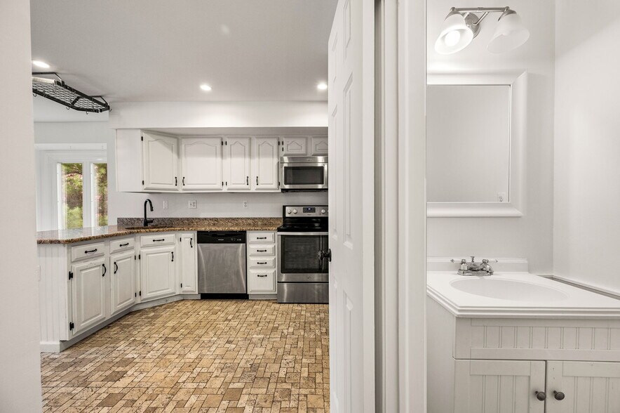 Building Photo - 302 Pinebrooke Cir