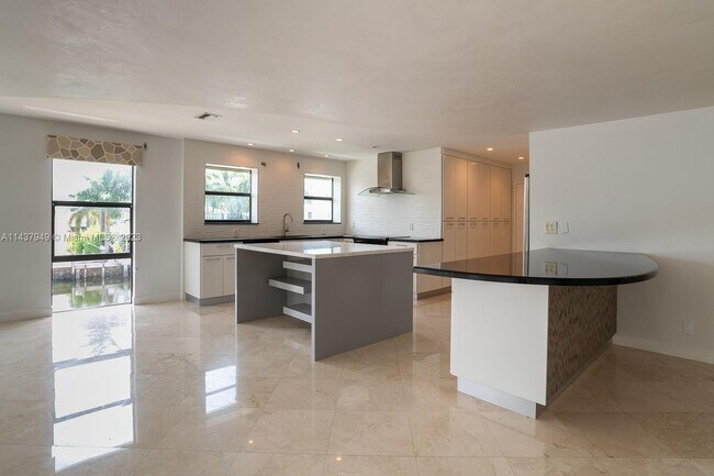 Building Photo - 76 Isle of Venice Dr