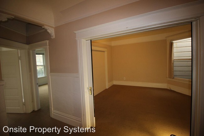 Building Photo - 3 br, 1.5 bath Apartment - 166 Carl Street
