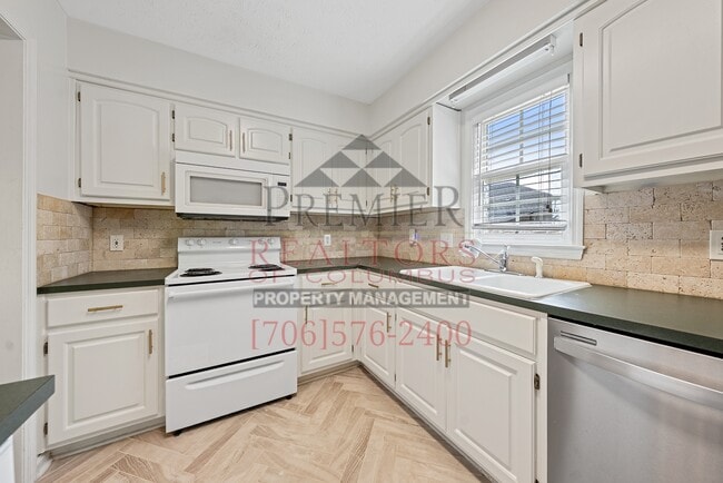 Building Photo - 5702 Stoneridge Dr