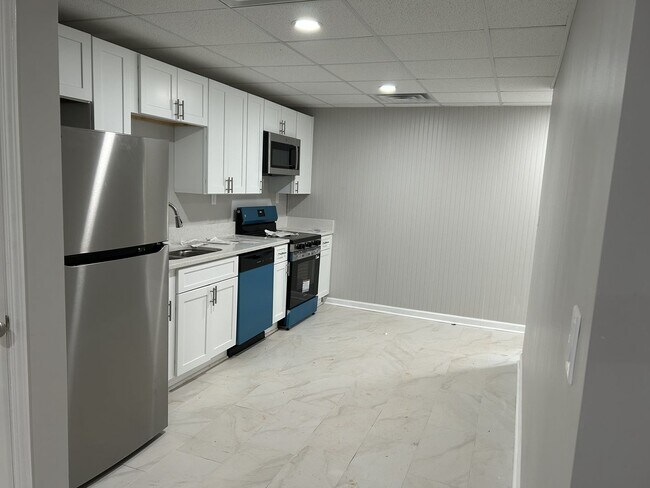 Building Photo - Home with Basement Apartment in Newnan, GA