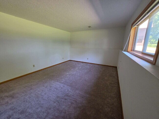 Building Photo - 4 Bedroom 2 Bathroom Home on 5 Acres with Shop, New Deck & Attached Garage