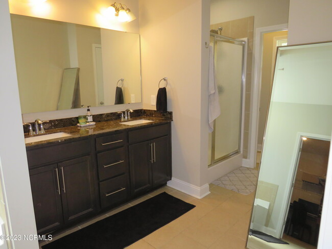 Building Photo - 425 Palisades Dr