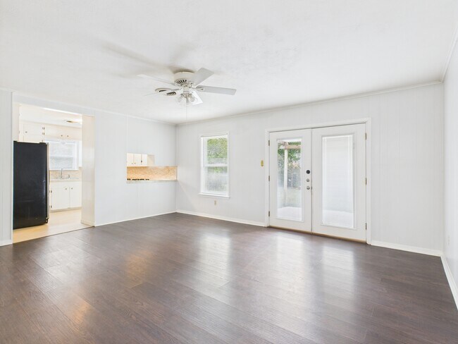 Building Photo - 1402 Village Dr