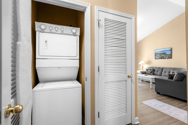 Building Photo - 6015 Catalina Dr