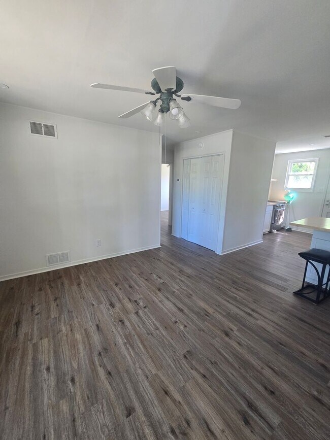 Building Photo - Charming Sunset Hills Condo