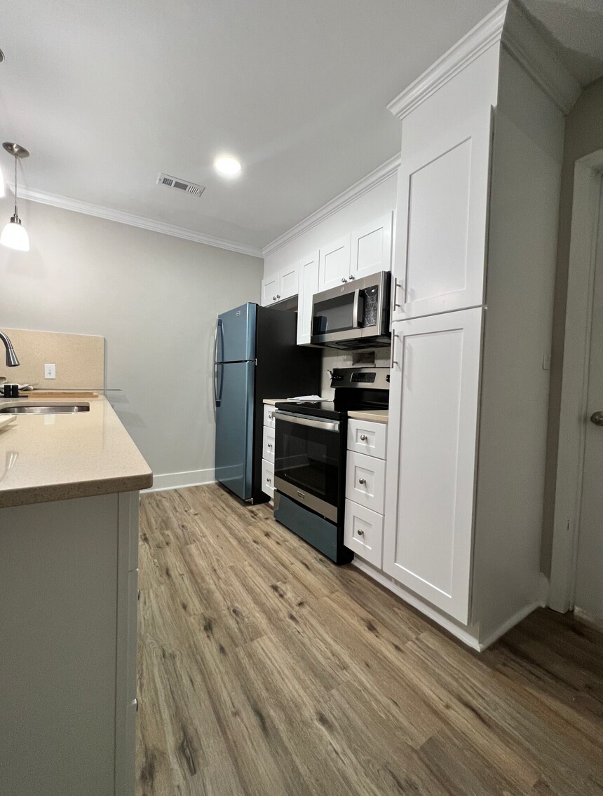 Full kitchen with stainless steel appliances - 3035 Huntleigh Dr