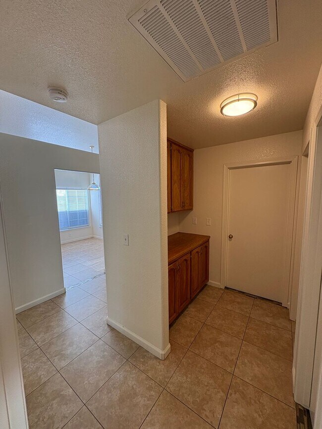 Building Photo - NE Visalia home Rent Ready!