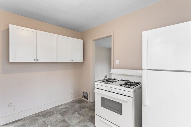 Building Photo - VOUCHERS ACCEPTED at this 3 bedroom, 1 bath renovated home.