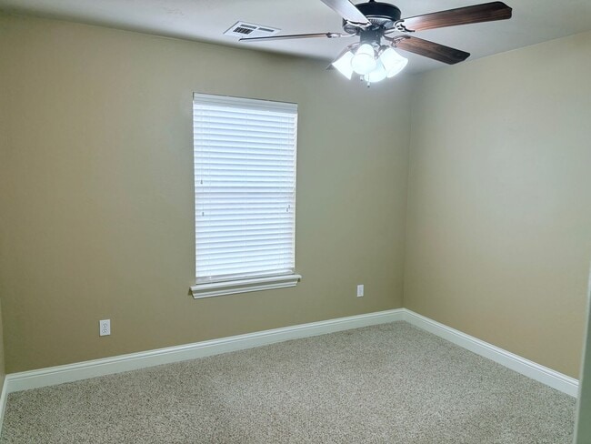 Building Photo - Large four bedroom home in Edmond