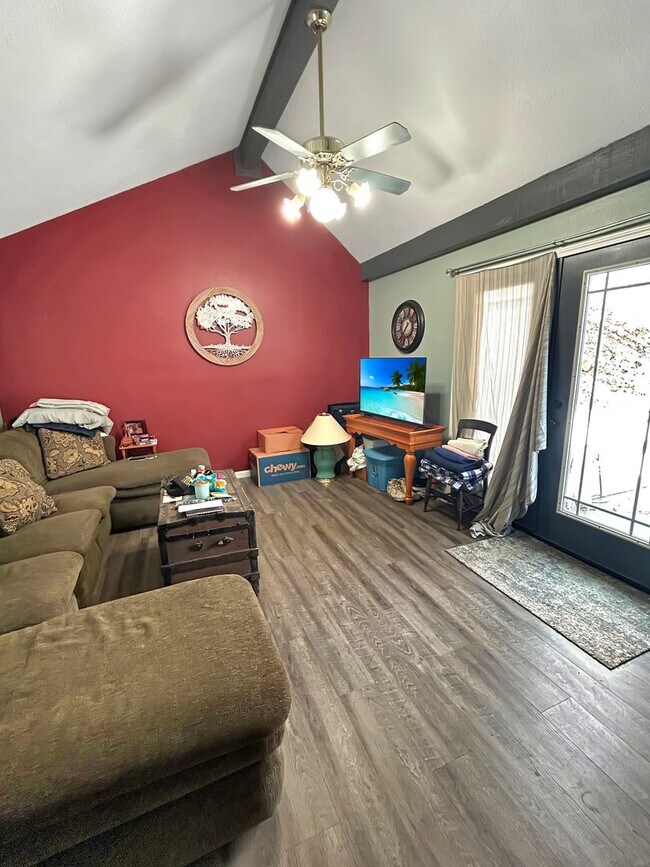 Building Photo - Charming 2-bedroom, 1-bath home in Oakdale, PA!