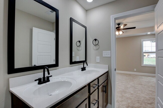 Building Photo - Stunning Like-New Home with Open Floor Pla...
