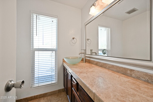 Building Photo - 1022 W Estrella Dr