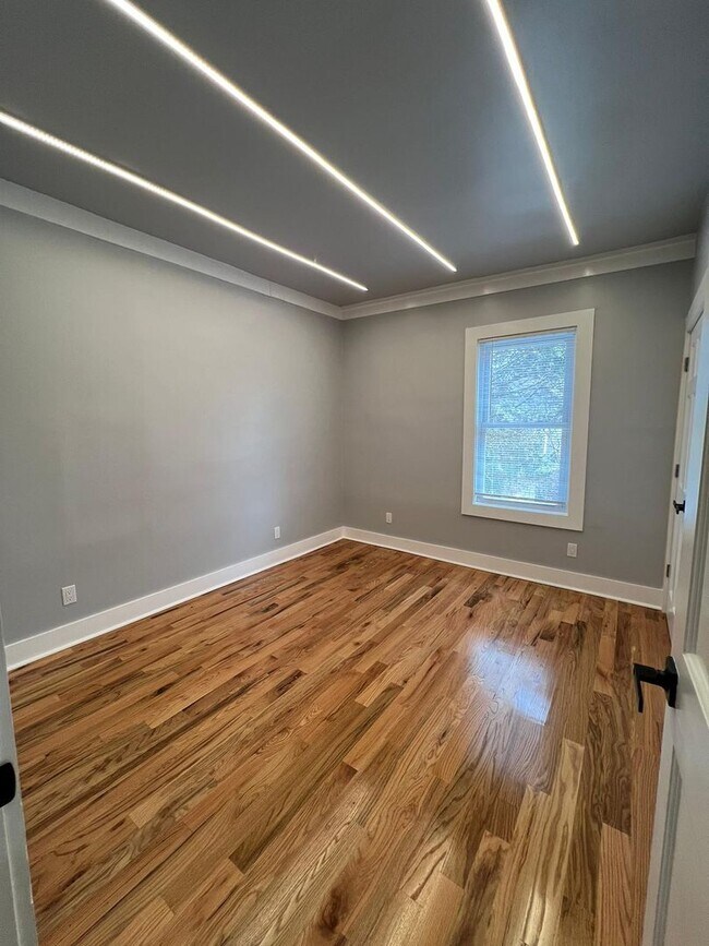 Building Photo - 423 Shelton Ave