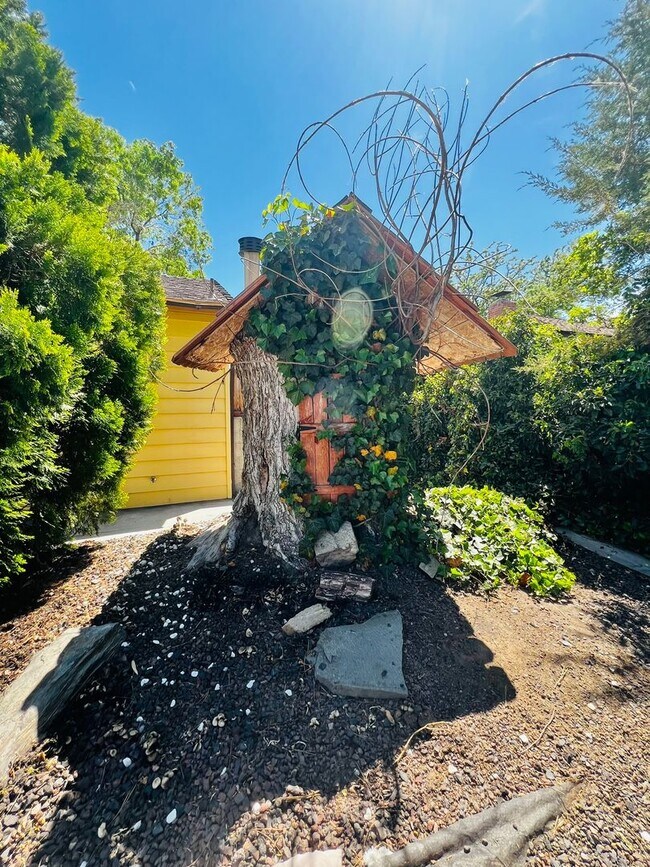 Building Photo - 1643 Stewart St