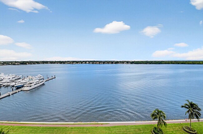 Building Photo - 132 Lakeshore Dr
