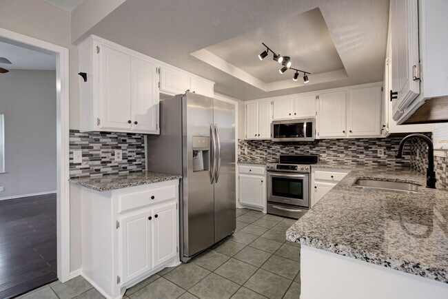 Building Photo - 605 Springwood St
