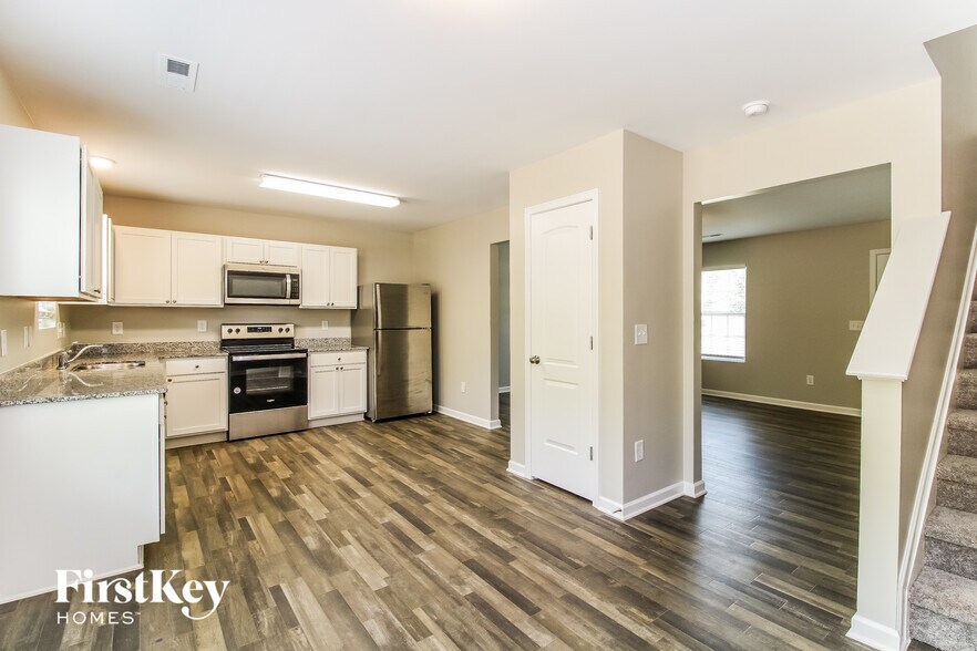 Building Photo - 206 Glenoaks Dr
