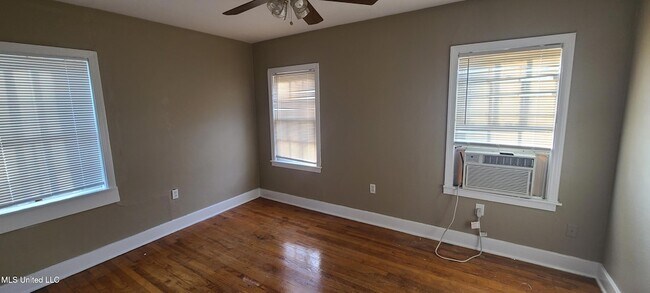 Building Photo - 327 Decelle St