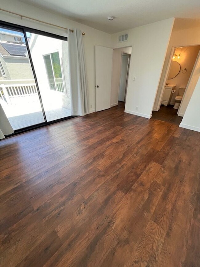 Building Photo - 3 bed 1.5 bath 2 story condo in Park Place...
