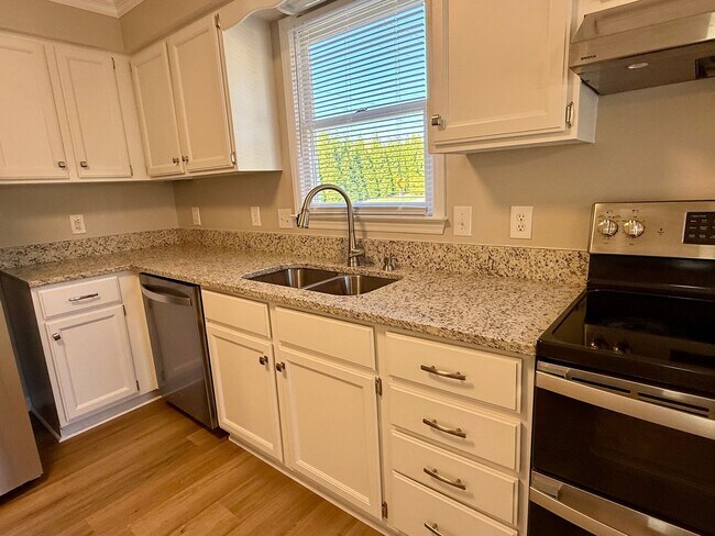 Building Photo - Three bedroom, 2 bath house in Elon