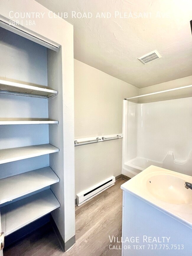 Building Photo - 605 Country Club Rd