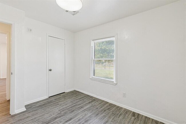 Building Photo - 1006 SE 51st St