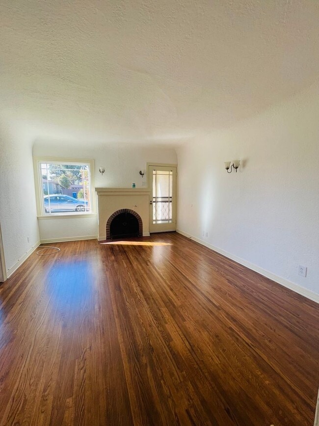 Building Photo - 482