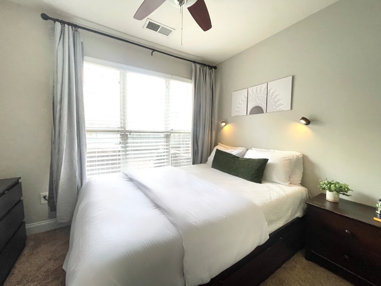 Building Photo - 914 Garden District Dr