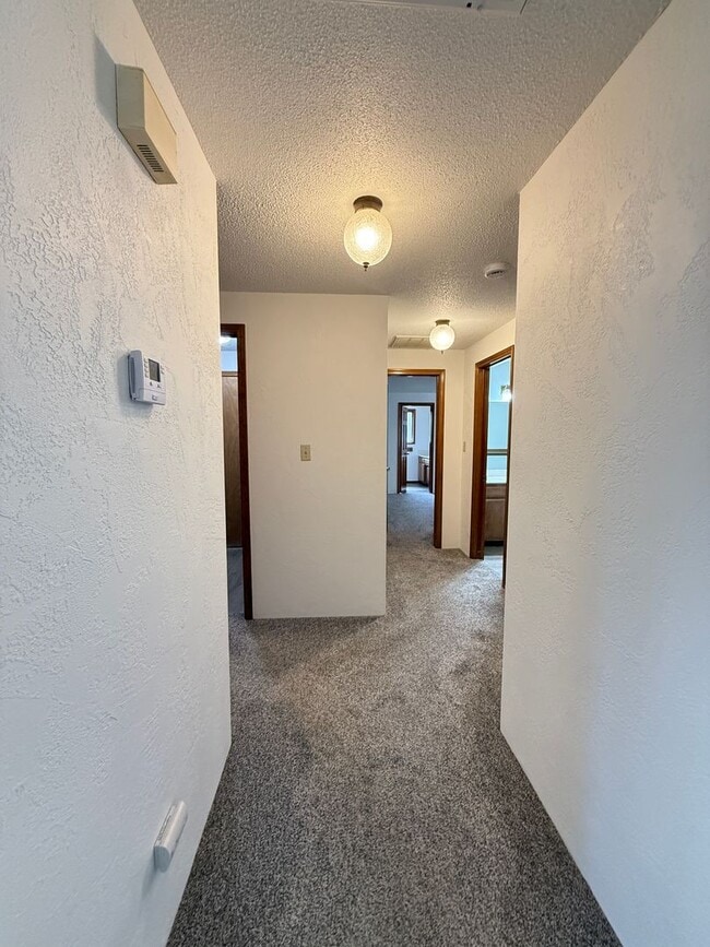 Building Photo - Charming 3 bed 2 bath home in SE Medford!