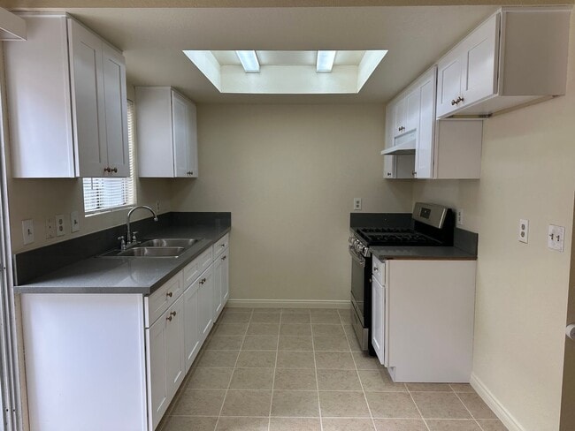 Building Photo - 2 Bedroom 1 Bath Townhome in Westminster
